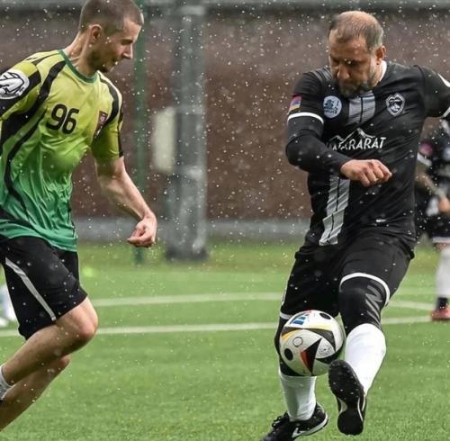 Арарат кещян - известный российский актёр и телеведущий, полюбившийся зрителям благодаря своим ярким и запоминающимся ролям в комедийных проектах. 03