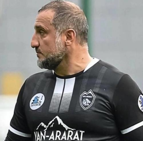 Арарат кещян - известный российский актёр и телеведущий, полюбившийся зрителям благодаря своим ярким и запоминающимся ролям в комедийных проектах. 02