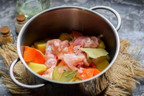 Тушеная картошка с куриным филе. 01