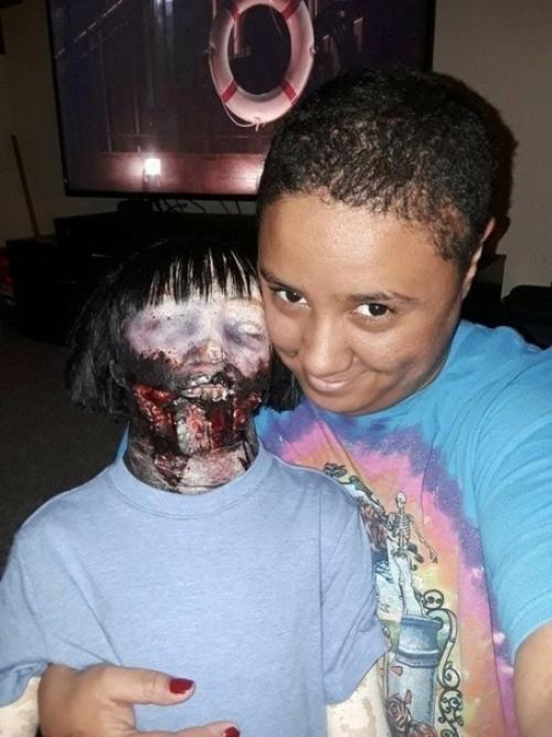 Эта женщина из америки официально вышла замуж за страшную куклу. 02