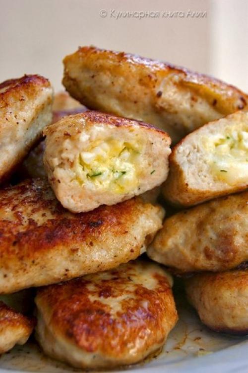 Котлеты с очень вкусной начинкой. 

