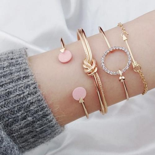 Многослойные браслеты - актуальный аксессуар 2021 года. 02