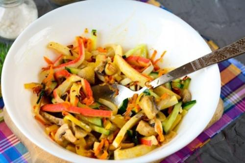 Салат с жареными крабовыми палочками. 02