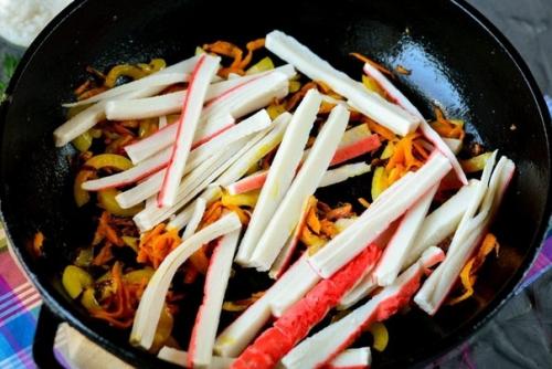 Салат с жареными крабовыми палочками. 01