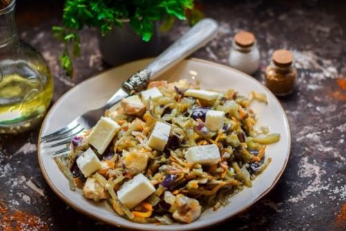 Тушеная капуста с адыгейским сыром.