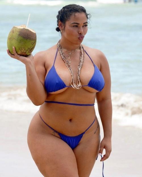 Как вы относитесь к тому, что сейчас в тренде начинает быть такая фигура? 01