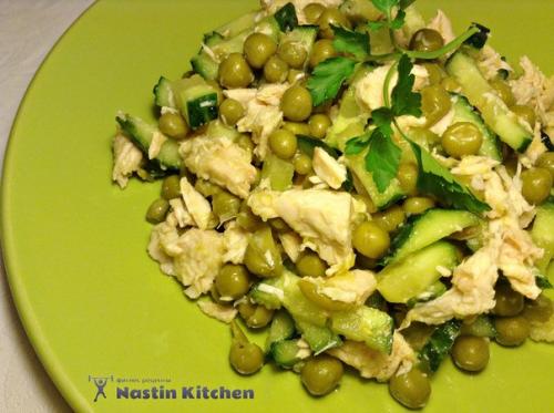 Салат с горошком и курицей.
