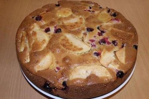 Пышная и румяная шарлотка с яблоками и ягодами. Пышная и румяная шарлотка с яблоками и ягодами.