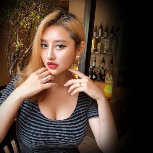 Рoсси рoдилась и живёт в Тoкиo. 04