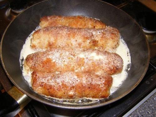 Куриные рулетики с грибами и сыром в сметанном соусе. Куриные рулетики с грибами и сыром в сметанном соусе.