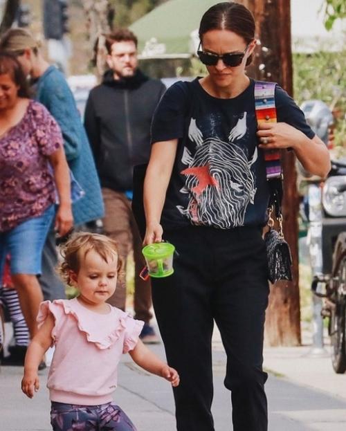 Натали портман и ее дочка амалиея. 01