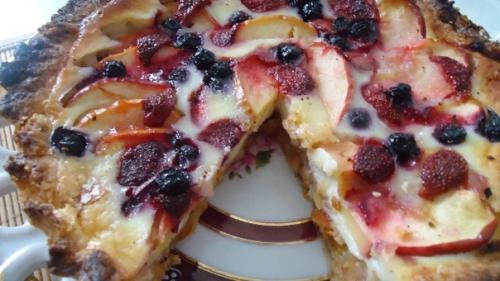 Пышная и румяная шарлотка с яблоками и ягодами. 01 Пышная и румяная шарлотка с яблоками и ягодами. 01