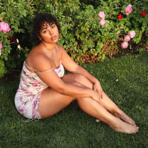 Как вы относитесь к тому, что сейчас в тренде начинает быть такая фигура? 02