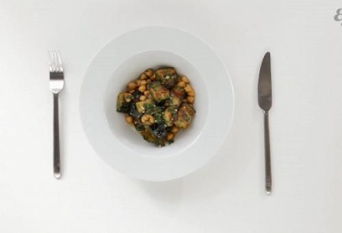 Нут с баклажаном.