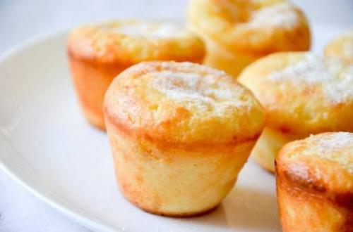 При входе в квартиру первый взгляд именно на гостиную падает.