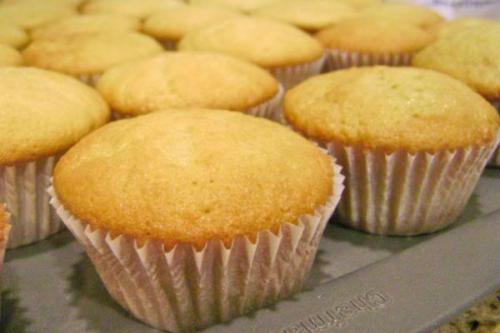 При входе в квартиру первый взгляд именно на гостиную падает. 01