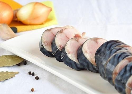 Скумбрия маринованная.  Можно, конечно, купить в супермаркете готовую маринованную скумбрию. 02