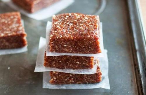 Энергетические батончики из орехов и сухофруктов - это заряд бодрости в удобной транспортабельной форме.  