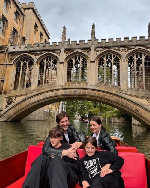 Марина Александрова отпраздновала свой день рождения с семьей в Лондоне и встретилась с Дастином Хоффманом. 02