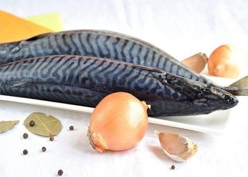 Скумбрия маринованная.  Можно, конечно, купить в супермаркете готовую маринованную скумбрию. 01