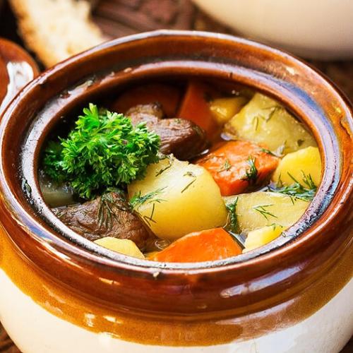 Ароматное жаркое из свинины в горшочке.
