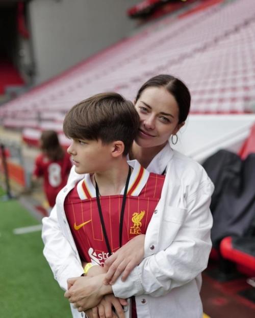 Марина Александрова отпраздновала свой день рождения с семьей в Лондоне и встретилась с Дастином Хоффманом. 05