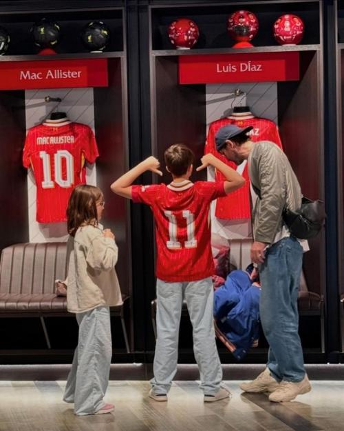 Марина Александрова отпраздновала свой день рождения с семьей в Лондоне и встретилась с Дастином Хоффманом. 06