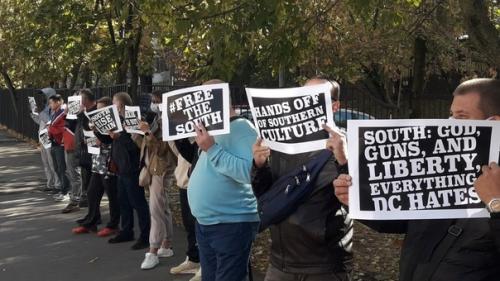 В эти минуты у посольства США в Москве проходит митинг американцев в поддержку независимости юга страны (бывшие конфедеративные штаты Америки. 01