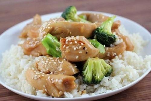 Ароматная курица в сметане с чесноком.