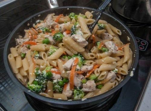 Паста с курицей, овощами и сливочным соусом. 07