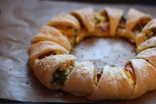 Пирог - венок с беконом, яйцами и сыром. Пирог - венок с беконом, яйцами и сыром.