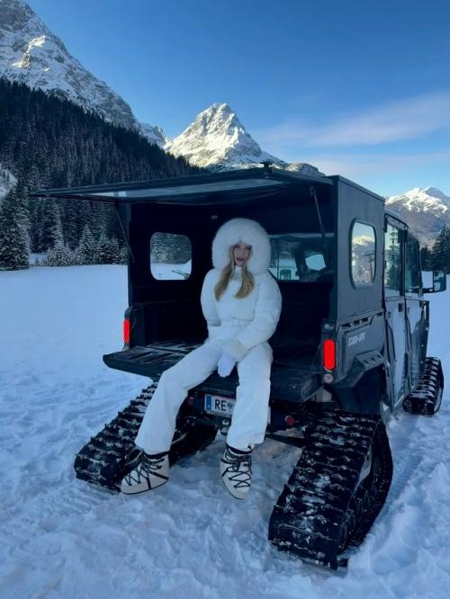 Джейсон стэтхем и рози хантингтон - уайтли проводят зимний отпуск в Альпах вместе с детьми. 04