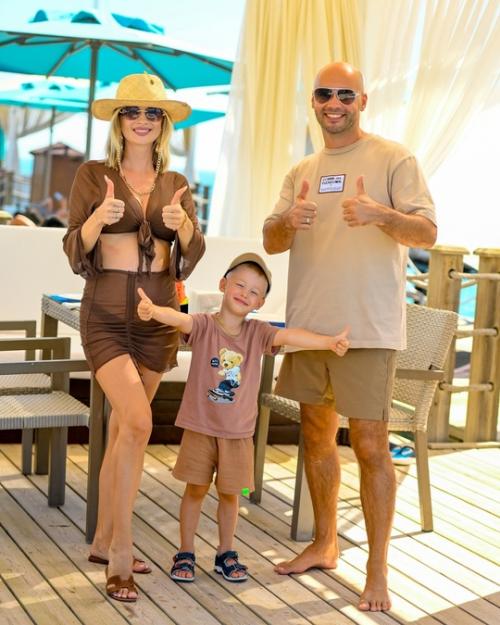 Ведущий дома-2 Андрей Черкасов и его жена Кристина устроили гендер - пати и наконец узнали пол своего будущего ребенка. 03