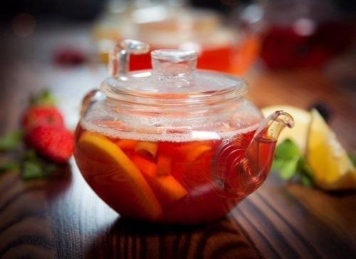 Интерьер узкой длинной комнаты.

