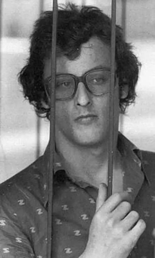 На снимках изображён 20-летний малоизвестный испанский актёр Хуан мореено вместе с эррерой - химеенес. 

