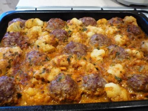 Тефтели, запечённые в духовке с цветной капустой.

