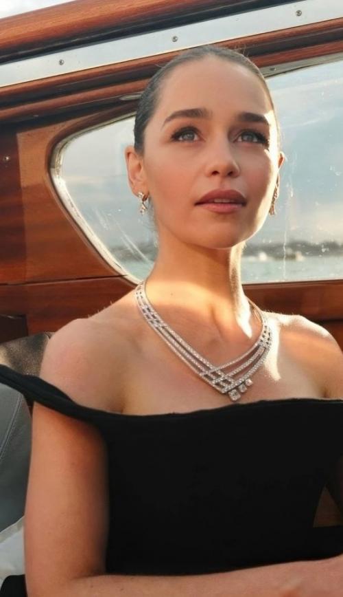 Актриса Эмилия Кларк - за естественность, а не за вечную молодость. 01