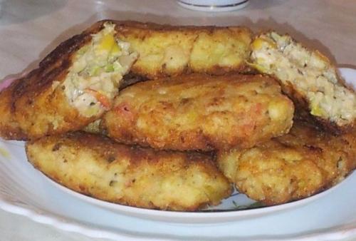 Нежнейшие котлетки по-гавайски с кукурузой.