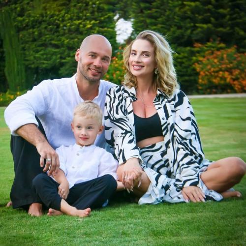 Ведущий дома-2 Андрей Черкасов и его жена Кристина устроили гендер - пати и наконец узнали пол своего будущего ребенка. 05