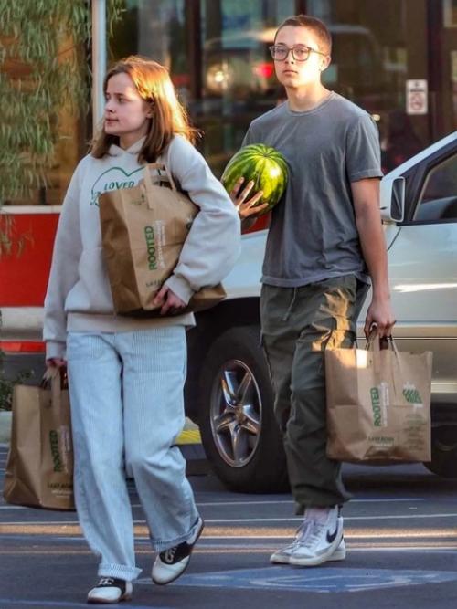 Анджелина джоли со своими 16-летними близнецами ноксом и Вивьен. 01