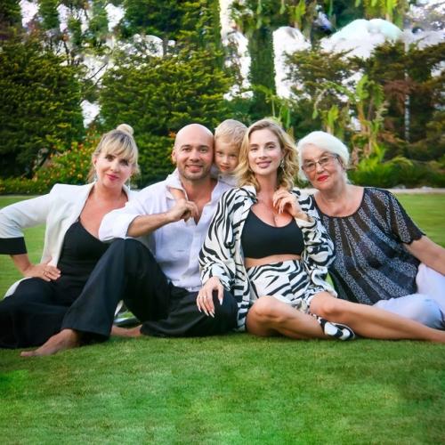 Ведущий дома-2 Андрей Черкасов и его жена Кристина устроили гендер - пати и наконец узнали пол своего будущего ребенка. 06