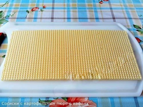 Сосиски с картофельным пюре в вафлях. 01