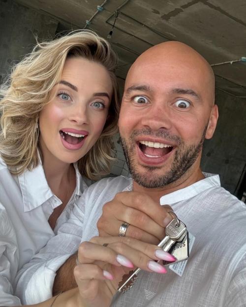 Ведущий дома-2 Андрей Черкасов и его жена Кристина устроили гендер - пати и наконец узнали пол своего будущего ребенка. 01