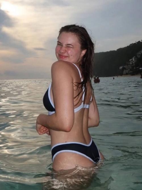 Катя Адушкина, популярная блогерша и певица, недавно поделилась с подписчиками снимком, на котором она позирует без фотошопа. 02