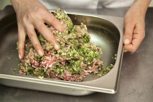 Хинкали принято считать чем-то сродни пельменям или мантам. 03 Хинкали принято считать чем-то сродни пельменям или мантам. 03