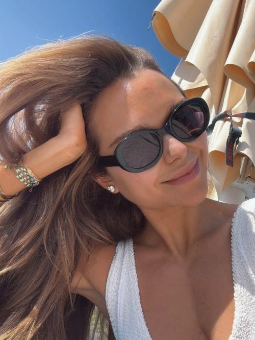 Дочь Дмитрия Маликова, сильно похудевшая, вызвала тревогу у своих поклонников фотографиями в бикини. 02