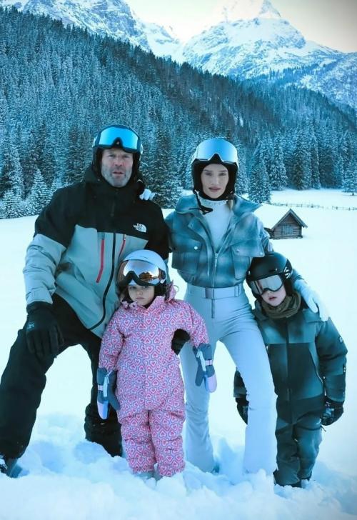 Джейсон стэтхем и рози хантингтон - уайтли проводят зимний отпуск в Альпах вместе с детьми.  