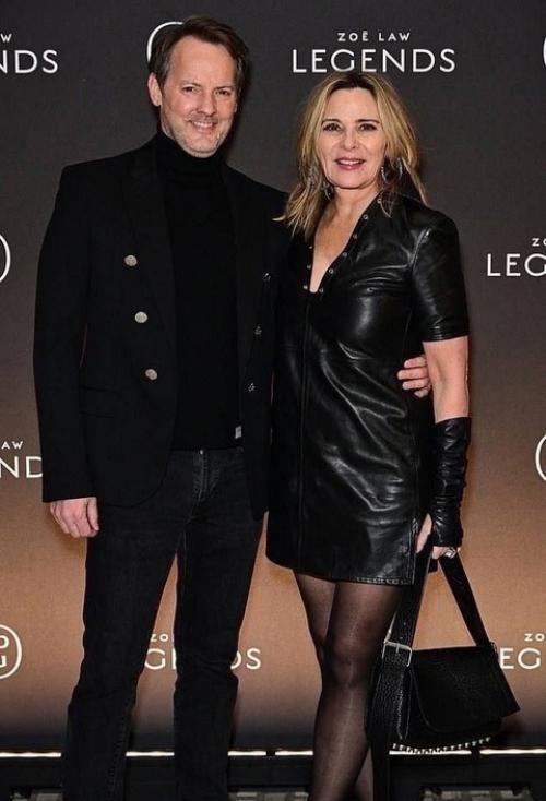 Звезда Секса в Большом Городе Ким кэтролл вышла в свет с бойфрендом, который младше ее на 15 лет. 03