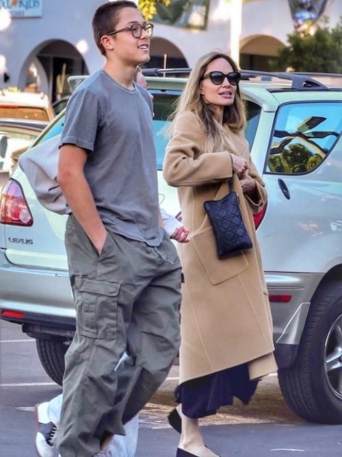 Анджелина джоли со своими 16-летними близнецами ноксом и Вивьен. 02