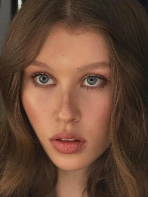 16-Летняя актриса Анна пересильд недавно поделилась с поклонниками новой серией выразительных портретных снимков. 01
